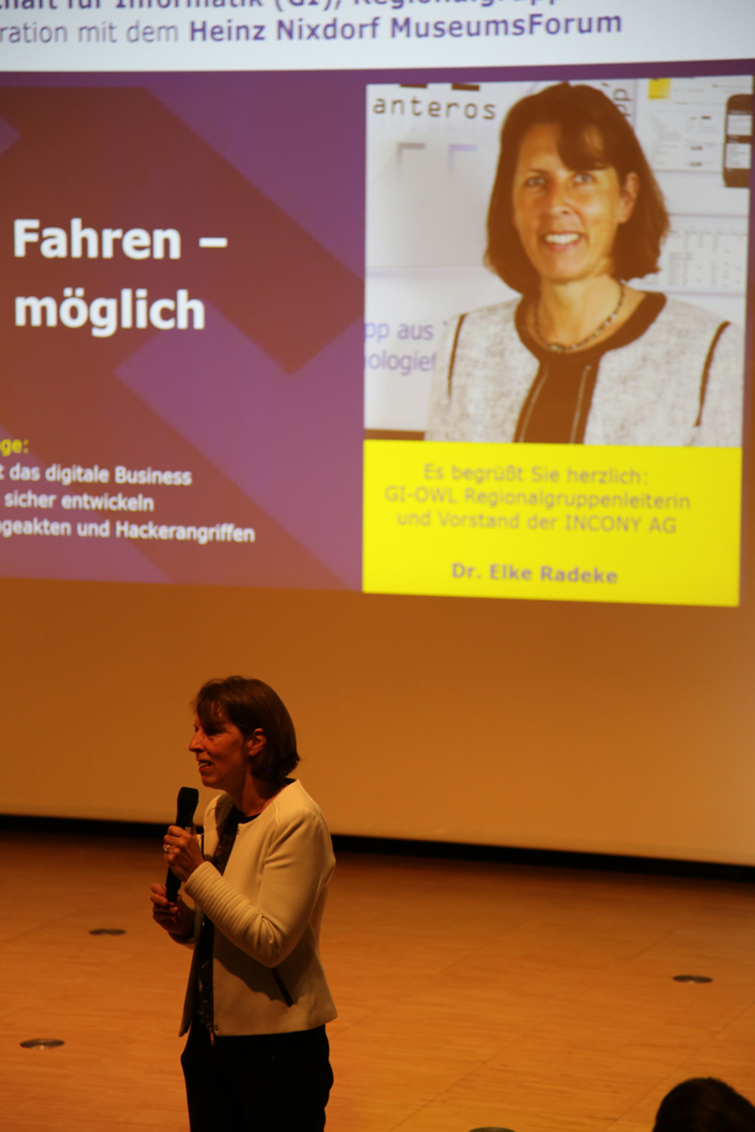 Regionalgruppensprecherin Elke Radeke bei einer GI-OWL-Veranstaltung Regionalgruppensprecherin Elke Radeke bei einer GI-OWL-Veranstaltung
